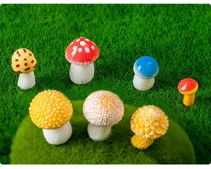 Primer plano detallado de champiñones de resina en miniatura, adornos para plantas en maceta.