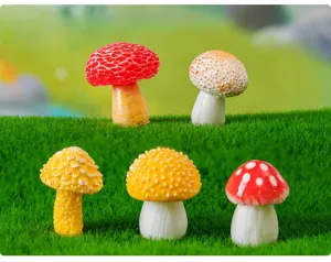 Detalle de pequeñas figuras de hongos de resina, ideal para micropaisaje y plantas.