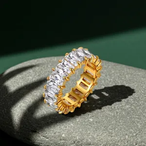 Vista de primer plano de un anillo de eternidad chapado en oro con circonitas de baguette