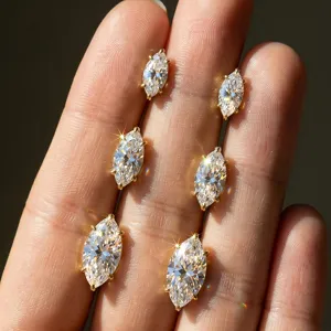 Primer plano de pendientes de moissanita talla marquesa que muestran brillo y baño de oro
