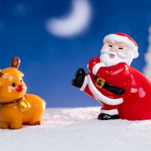 Ornamenti fai-da-te paesaggio natalizio Babbo Natale e renna per decorazione neve.