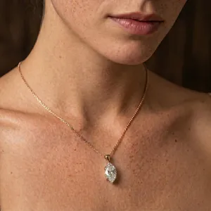 Detaillierte Nahaufnahme einer 10K Roségold-Halskette mit Marquise-Schliff Lab-Diamant.