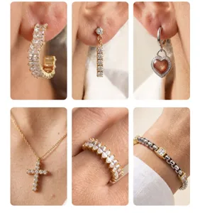 Conjunto de joyas de moda con pendientes elegantes, collar de cruz, anillo y pulsera.