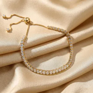 Nahaufnahme eines edlen 925er Silber Tennisarmbands mit funkelnden Labor-Diamanten auf Satin