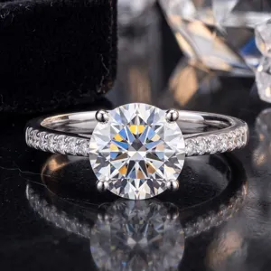 Makroansicht eines 1-Karat-Diamantrings mit klassischer Vier-Krallen-Fassung und Pavé-Band