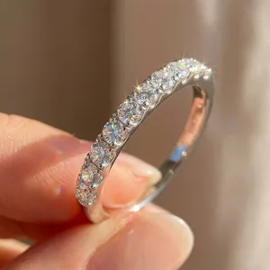 Detailaufnahme eines 925er Silber-Eternity-Rings mit funkelnden Diamanten aus dem Labor