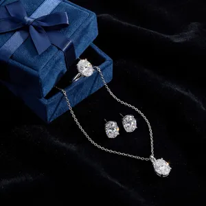 925 Silber Schmuckset mit ovalen Lab-Diamanten auf schwarzem Samthintergrund