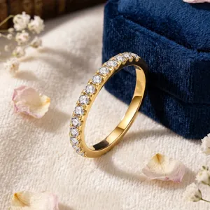 Detailansicht eines luxuriösen 925 Silberrings mit pavé gefassten Labordiamanten