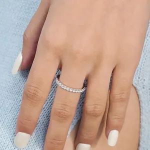Nahaufnahme eines eleganten Rings aus 925er Silber mit Diamantbesatz