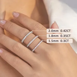 Sterling silberne Eternity-Ringe mit 1,5 mm, 1,8 mm und 2,0 mm Breite an der Hand