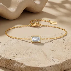 Detalle de pulsera con diamante de laboratorio de talla esmeralda dorada