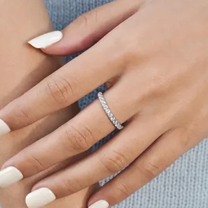 Nahaufnahme eines luxuriösen 925 Silber Eternity Rings mit Pavé Lab-Diamanten an der Hand.