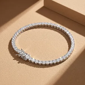 Dettaglio macro del bracciale tennis in argento 925 con brillanti diamanti sintetici VVS
