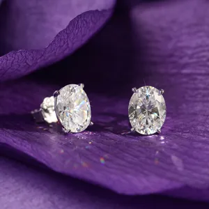 Nahaufnahme der minimalistischen ovalen D VVS Lab-Diamant 925er Silber Ohrstecker