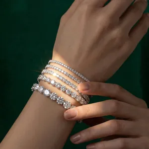 Primo piano di cinque braccialetti tennis in argento 925 con diamanti coltivati in pila