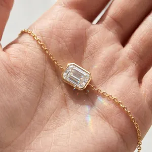 Primer plano detallado del corte esmeralda y el engaste de bisel de la pulsera de plata.