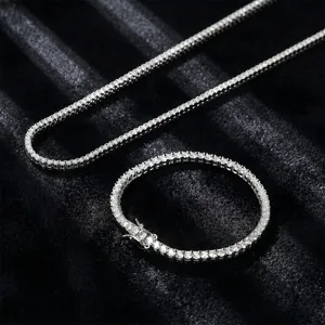 Dettaglio del set collana e bracciale tennis in argento 925 con diamanti VVS da laboratorio