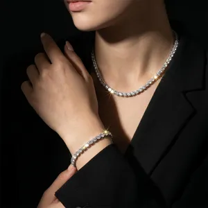 Set di collana e bracciale tennis in argento 925 con pietre brillanti indossato da modella