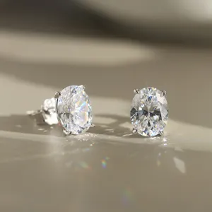 Detaillierte Nahaufnahme eleganter 925er Silberohrstecker mit ovalen Schmucksteinen