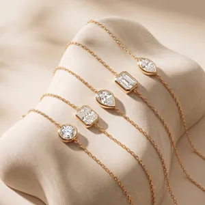 Detalle de cinco pulseras de plata 925 dorada con diversas formas de diamantes