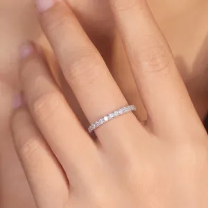 Detaillierte Makroansicht eines 925 Silber Eternity Rings mit funkelndem Vollbesatz Diamanten.