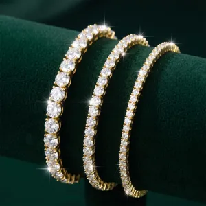 Primo piano che mostra la brillantezza di tre braccialetti tennis con diamanti su velluto