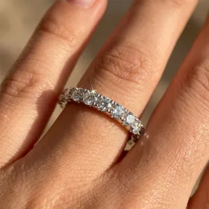 Detailansicht eines luxuriösen Eternity-Rings aus 925er Silber mit Lab-Diamanten