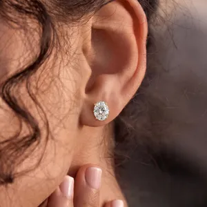 Nahaufnahme eines minimalistischen Lab-Diamant-Ohrsteckers im Ovalschliff am Ohr.