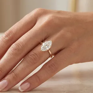 Nahaufnahme eines 1-Karat-Labordiamanten im Marquise-Schliff in Roségold-Fassung