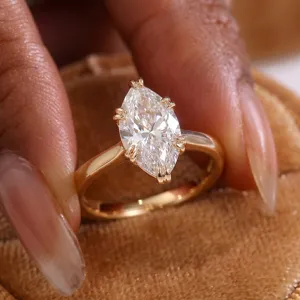 Nahaufnahme eines 1-Karat-Labordiamanten im Marquise-Schliff mit klassischer Goldfassung.