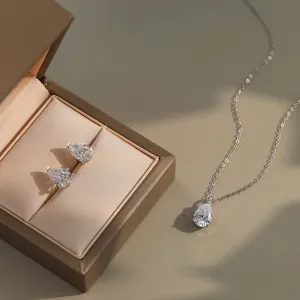 Detailansicht von Ohrringen und Halskette mit birnenförmigen Diamanten in Geschenkbox