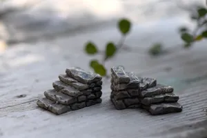 Detailaufnahme von Miniatur-Steintreppen aus Harz perfekt für kreative Mikrolandschaften.
