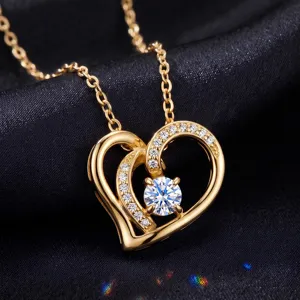 Detalle de un collar con colgante de corazón chapado en oro con piedras moissanita