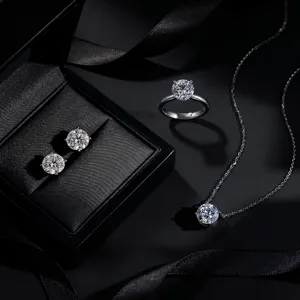 Nahaufnahme eines luxuriösen 925er Sterlingsilber-Schmucksets mit glänzendem Moissanit