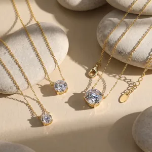 Nahaufnahme von drei funkelnden D-Farbe Labor-Diamanthalsketten aus 18K Gold auf Steinen
