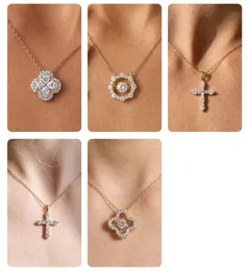 Primer plano de collares chapados en oro con colgantes de corazón, flores y cruz con piedras.