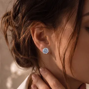 Elegante 14K Goldstecker mit D-Farbe VVS Lab-Diamant in einer Nahaufnahme am Modell.