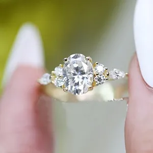 Nahaufnahme eines eleganten vergoldeten Sterlingsilberrings mit ovalen Schmucksteinen