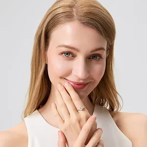 Elegante S925 Silberring mit Zucht-Diamanten Nahaufnahme am Finger eines lächelnden Models