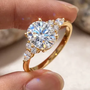 Detailansicht eines vergoldeten S925 Silberrings mit rundem Lab-Diamanten