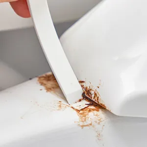 Spazzola bianca per fessure del water che rimuove lo sporco ostinato dalle fessure