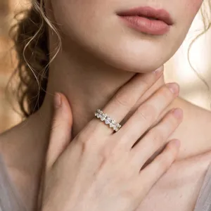 Elegante anello eternity in moissanite e argento S925 sulla mano delicata di un modello