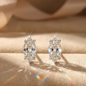 Primer plano detallado de pendientes de moissanita marquesa en plata de ley S925