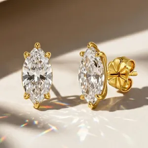 Detalle macro de pendientes de moissanita talla marquesa con elegante acabado dorado