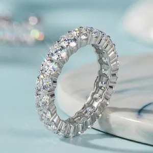 Dettaglio macro delle pietre moissanite ad alta purezza su anello eternity in argento S925