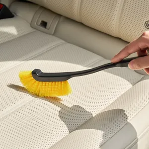 Spazzola professionale per auto con setole gialle per la pulizia dei sedili