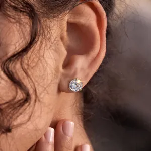 Nahaufnahme eines funkelnden runden Diamant-Ohrsteckers, der am Ohr getragen wird