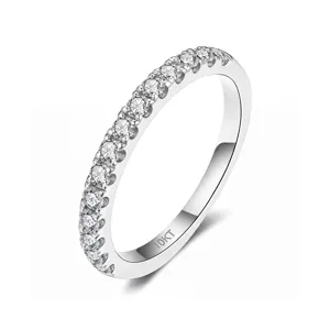 Eleganter 10KT Weißgoldring mit einer funkelnden Reihe von Pavé-Labordiamanten
