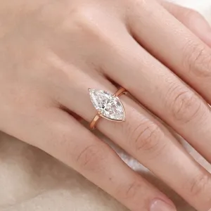 Nahaufnahme eines marquise-geschliffenen Labor-Diamantrings aus feinem 18K Roségold.