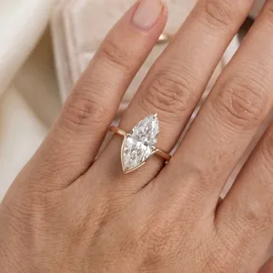 Elegante Marquise-Labor-Diamantring in Roségold auf einer Hand in der Detailansicht